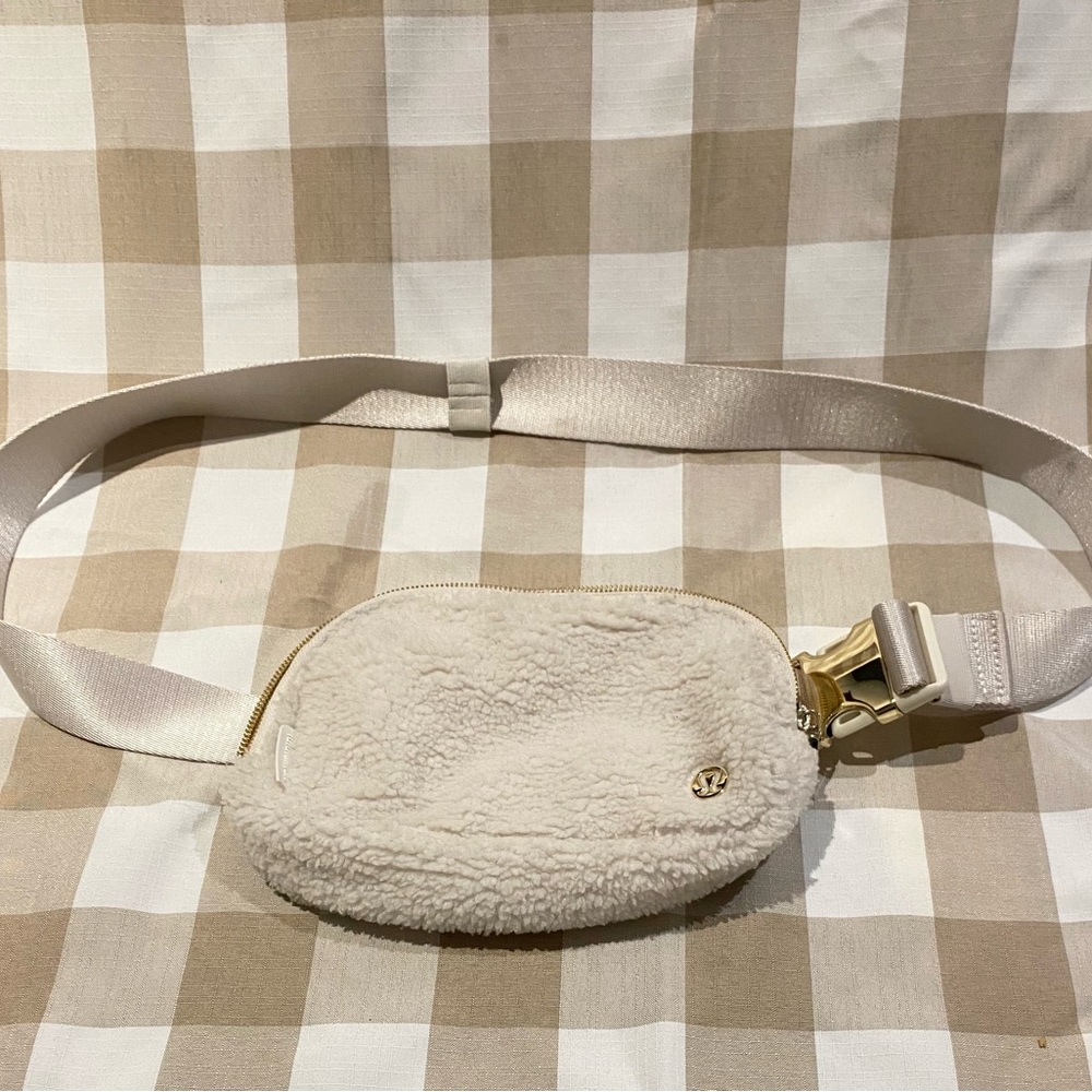 BRAND NEW WHITE FUZZY LULULEMON CROSS BODY BAG